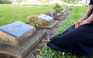Nagrobki w nowym stylu na cmentarzu w Dywitach. Zdania są podzielone